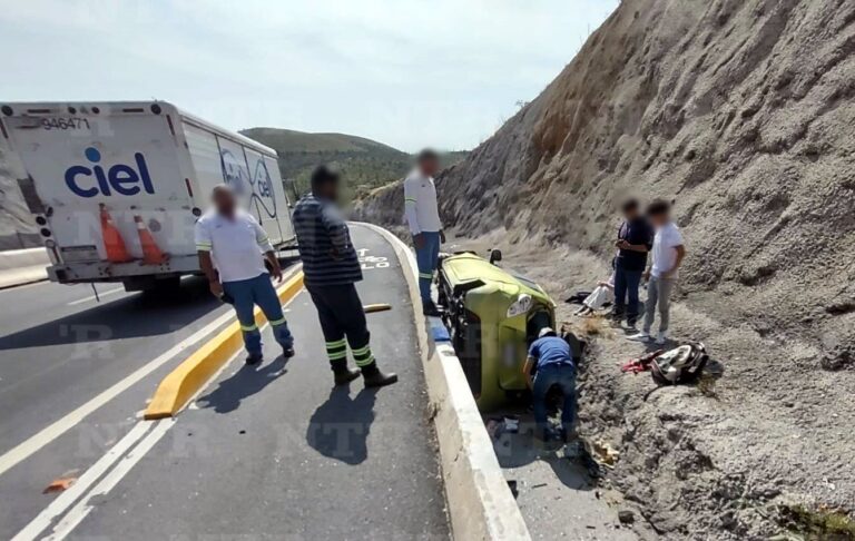 Vuelcan jóvenes en vialidad Manuel Felguérez