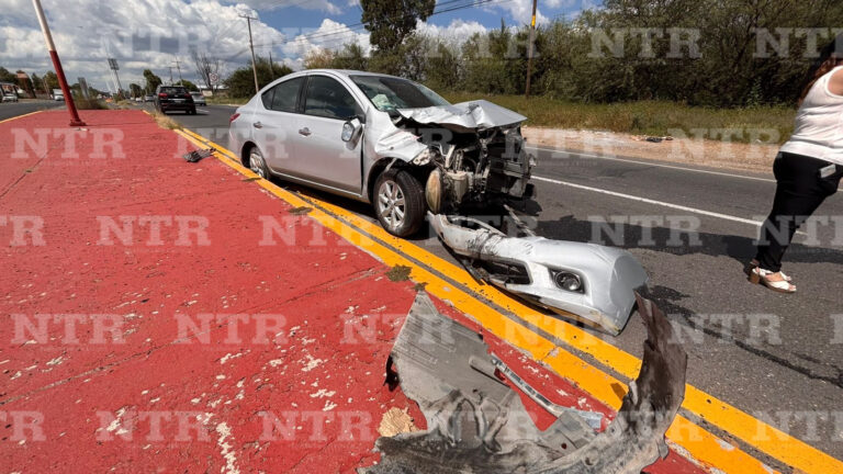 Se impacta conductora con camión de carga