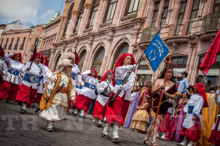 Desfilan Morismas de bracho en el Centro Histórico