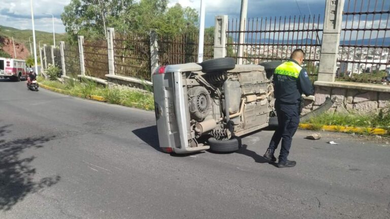 Vuelca camioneta en Guadalupe; no hay heridos