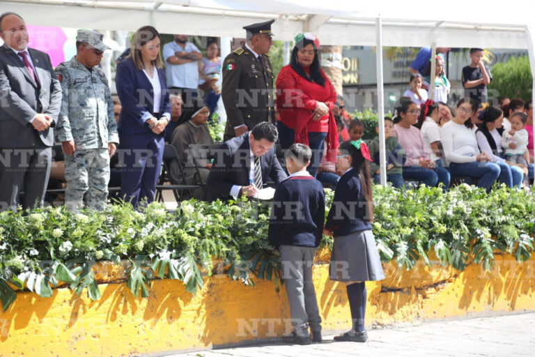 Encabeza Javo Torres desfile de Independencia