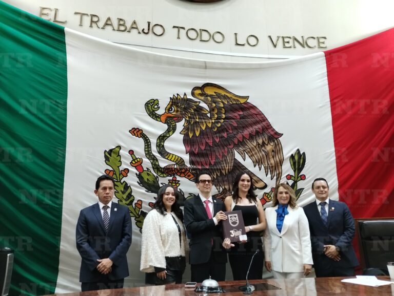 Entrega secretario tercer informe de gobierno