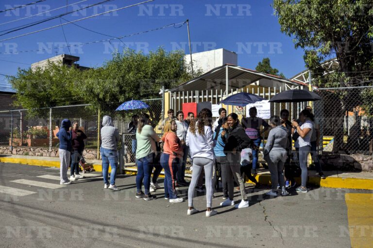 Bloquean kínder; acusan a directora de fraude