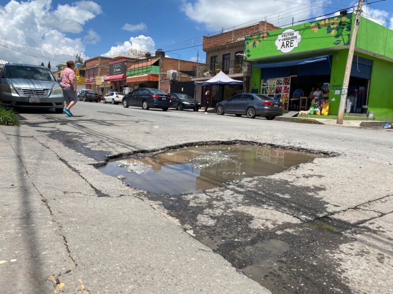 Invadidas de hoyos, calles de Guadalupe