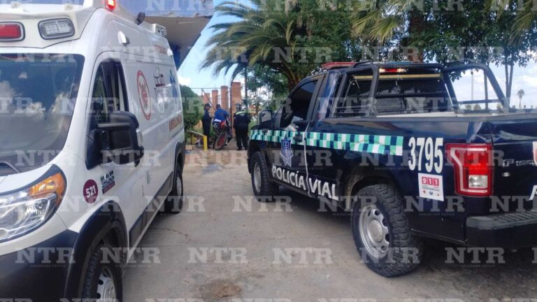 Cae motociclista y acompañante a canal pluvial tras chocar