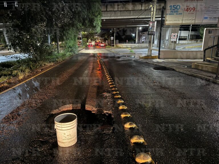 Deja socavón de avenida Pedro Coronel múltiples automóviles dañados