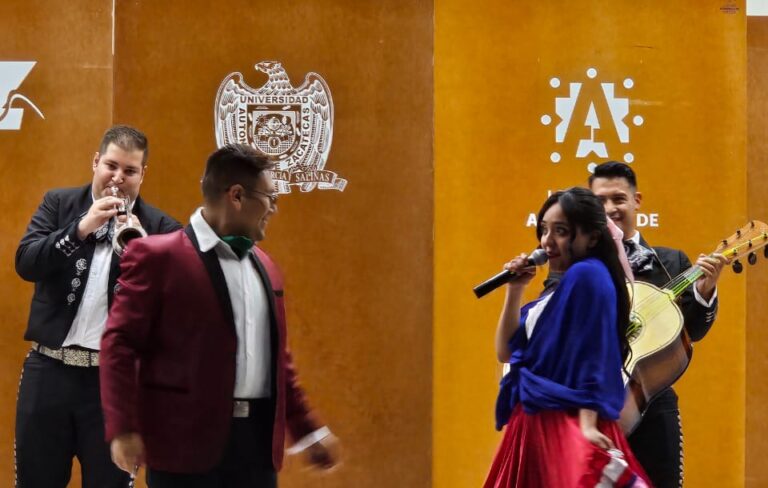 Celebran mes patrio con música