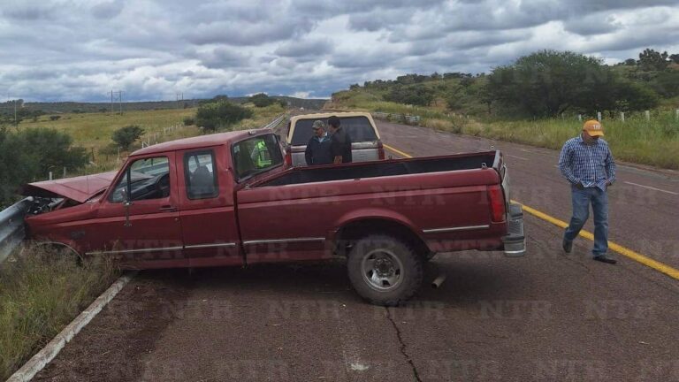 Choca contra barrera metálica en federal 44