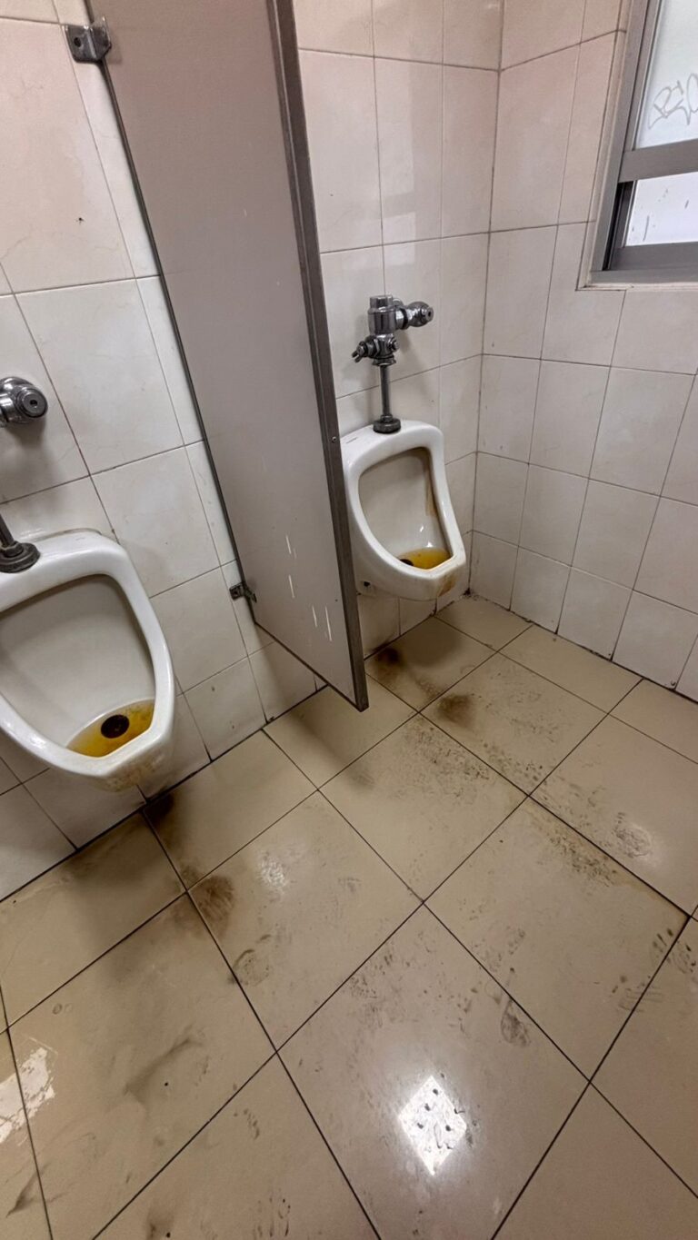 Denuncian malas condiciones en sanitarios de clínica 55 del IMSS