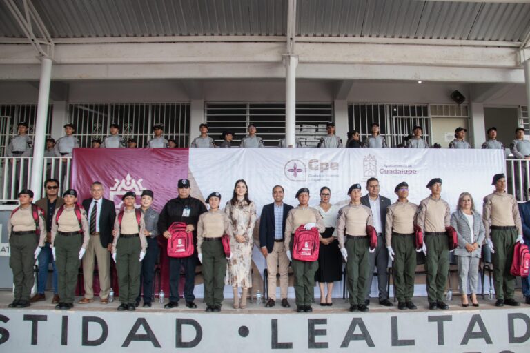 Entrega Pepe Saldívar aula de usos múltiples en Bachillerato General Policial