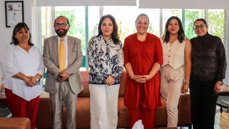 Entregan cuatro permisos de convivencia pre-adopción