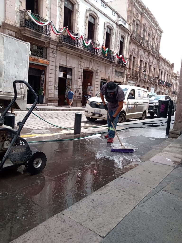 Limpian y rehabilitan Centro Histórico