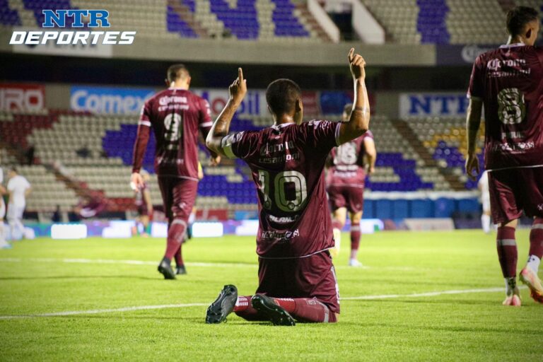 Mineros hace trizas a La Paz