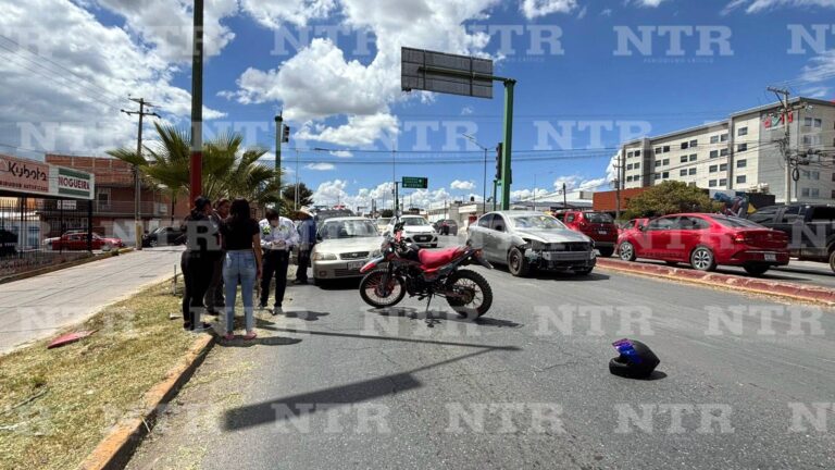 Se accidentan jóvenes que viajaban en moto