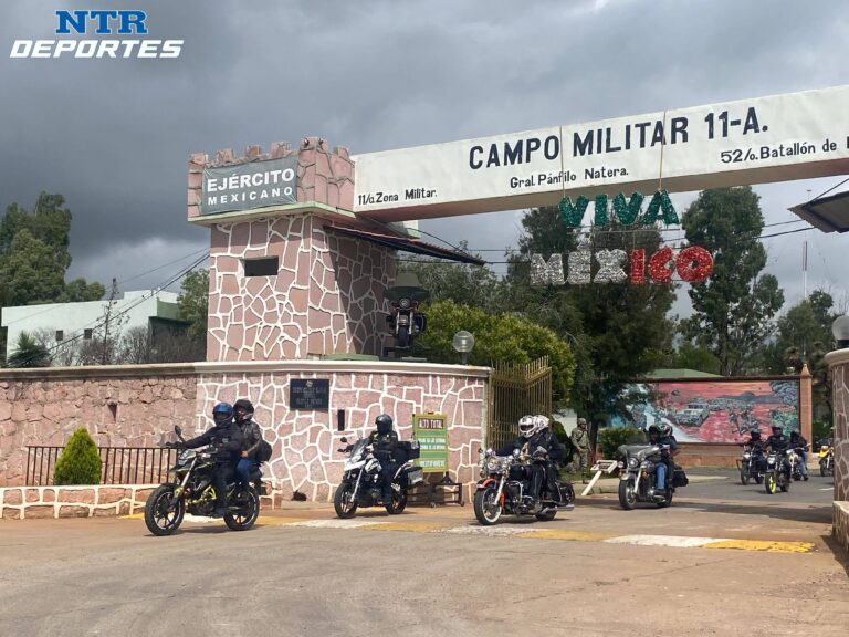Motociclistas condecoran la Independencia de México