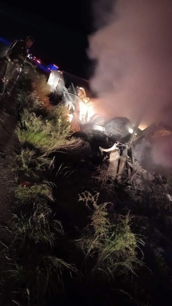 Mueren calcinados tras volcadura