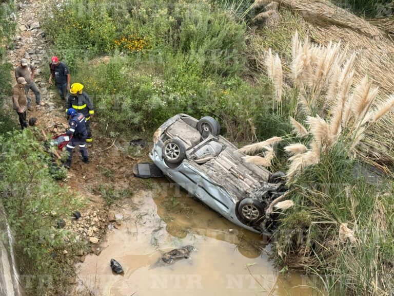 Mujer vuelca su auto en barranco de 10 metros