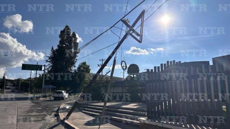 Ocasiona camión caída de postes en avenida Miguel Hidalgo