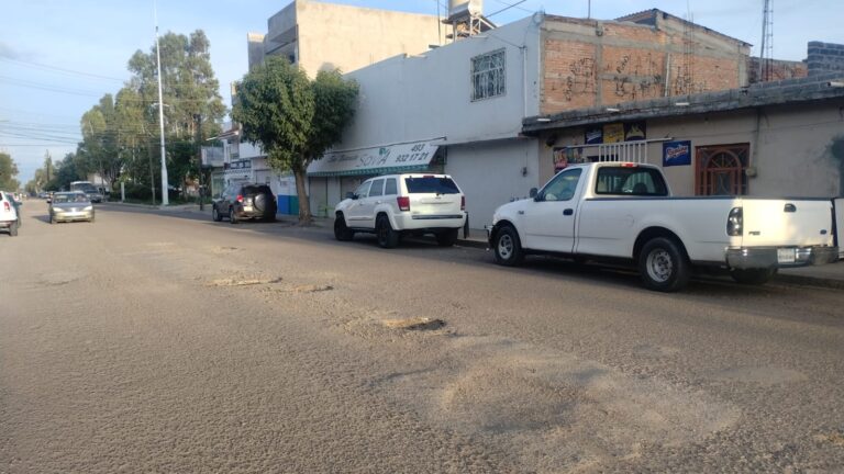 Reaparecen baches por lluvias en la Francisco Villa