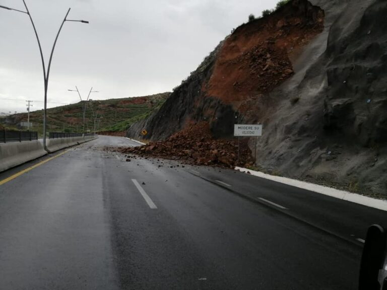 Reportan deslaves en la carretera a El Plateado