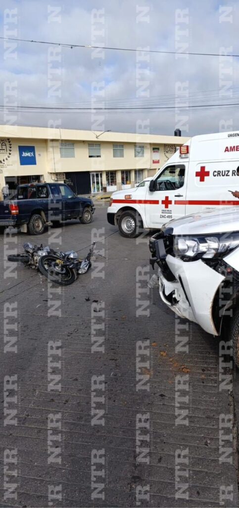 Se fractura la pierna tras chocar su moto