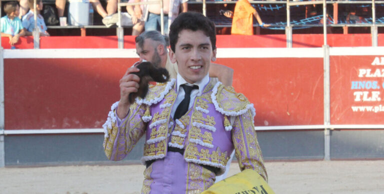 Sufre César Pacheco cornada en el cuello