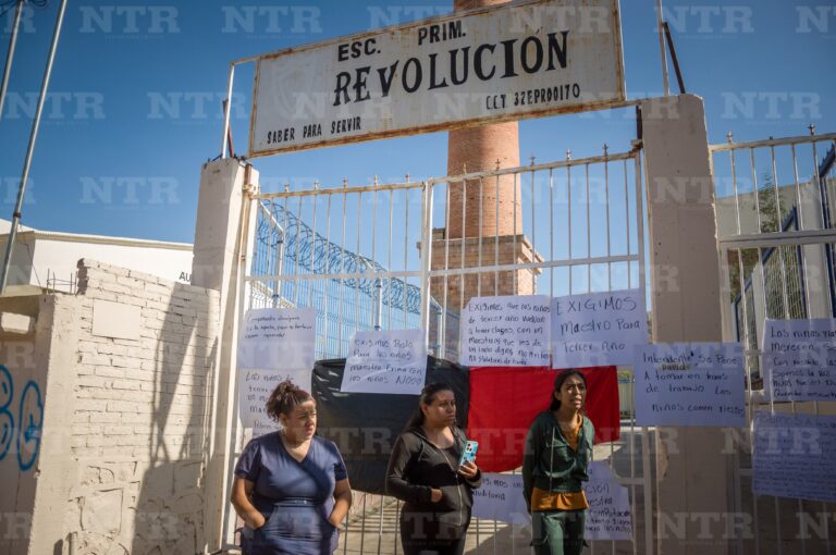 Toman escuela; falta maestro y acusan a intendente de embriagarse