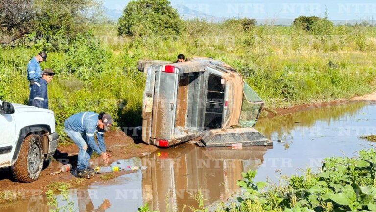 Vuelca camioneta en Enrique Estrada
