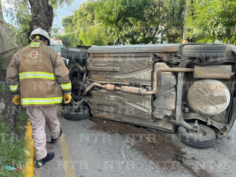 Vuelca automóvil sobre lateral del bulevar