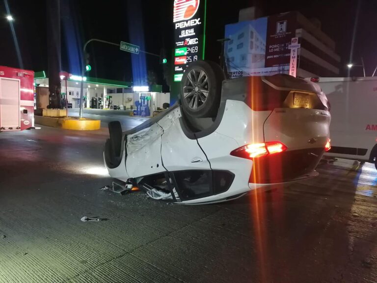 Chocan camionetas en avenida García Salinas