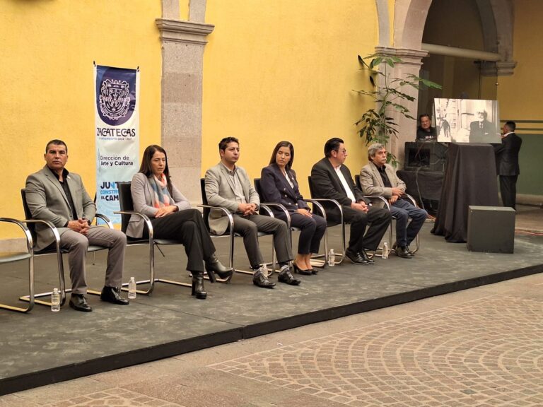 Rinden homenaje al poeta Roberto Cabral del Hoyo