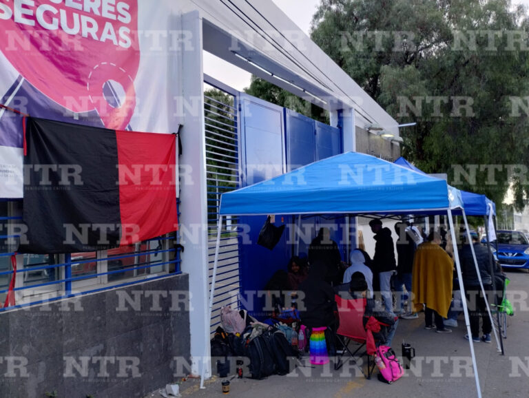 Bloquean prepa 2; exigen otra maestra