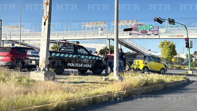 Chocan dos automóviles en avenida Plateros