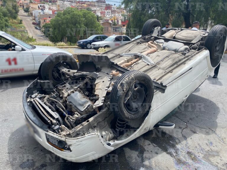 Mujer sale lesionada tras volcar su auto