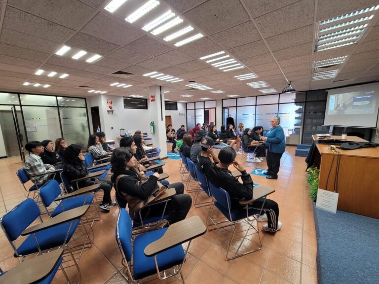 Alumnos de la UAPUAZ visitan Casa de la Cultura Jurídica