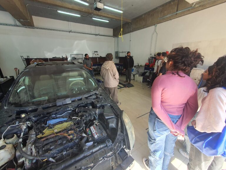Alumnos de la Universidad de la Ciénega de Michoacán visitan laboratorios de UAIE