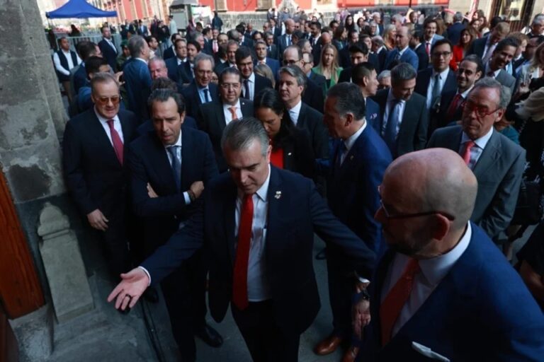 Arriban empresarios para reunión con Sheinbaum en Palacio