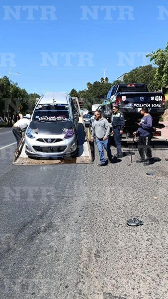 Camión choca auto y se impactan contra patrulla de vialidad