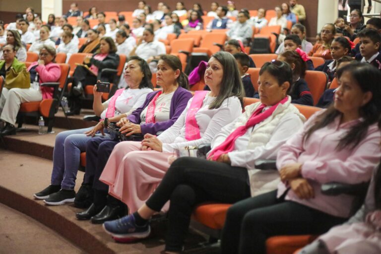 Hablan sobrevivientes de cáncer de mama sobre experiencias