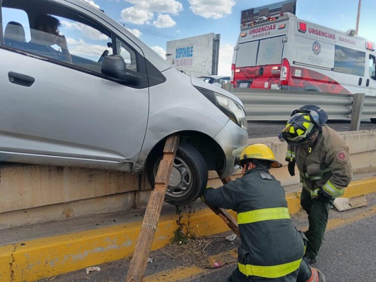 Choca automóvil contra barrera de contención
