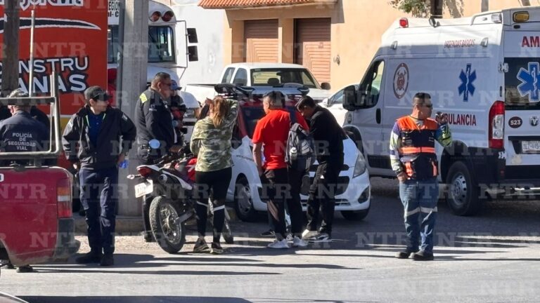 Choca motociclista contra automóvil