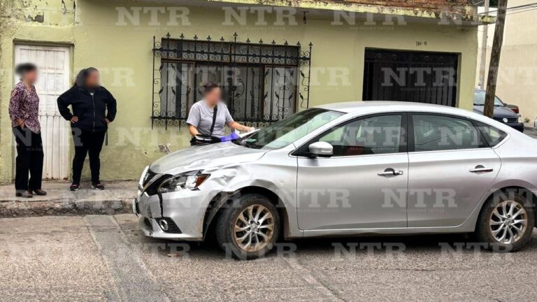 Chocan auto y moto; mujer sale lesionada