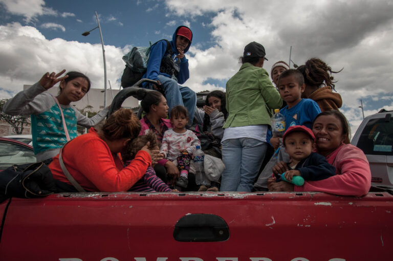 Denuncian migrantes maltrato del INM
