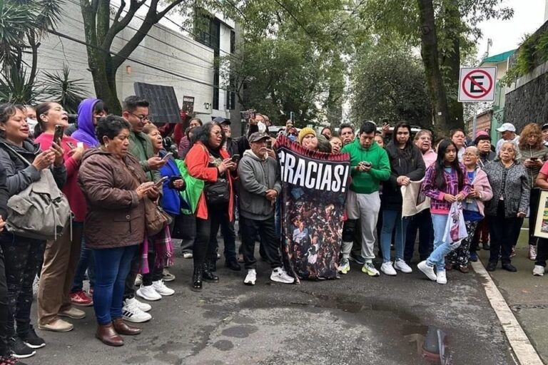 Despiden AMLO en su casa en Tlalpan con canciones y porras