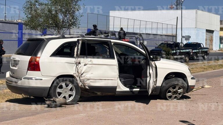 Dos menores lesionados; conducían camioneta a exceso de velocidad