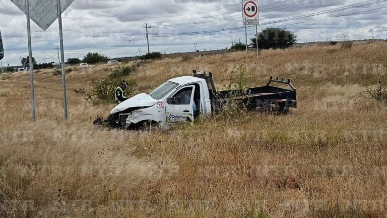 Camioneta sale de camino en carretera federal 45