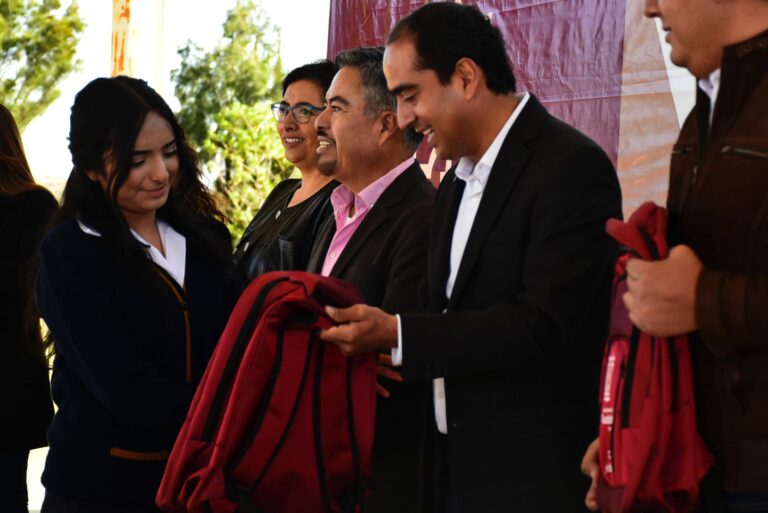 Entregan mochilas a estudiantes de Tacoaleche
