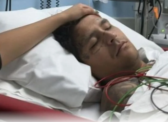 Hospitalizan a Christian Nodal, pospone show