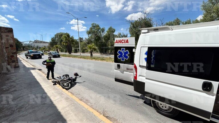 Cae menor de moto en calzada Proaño