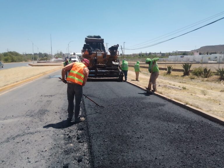 Rehabilitan caminos de terracería en Pánuco
